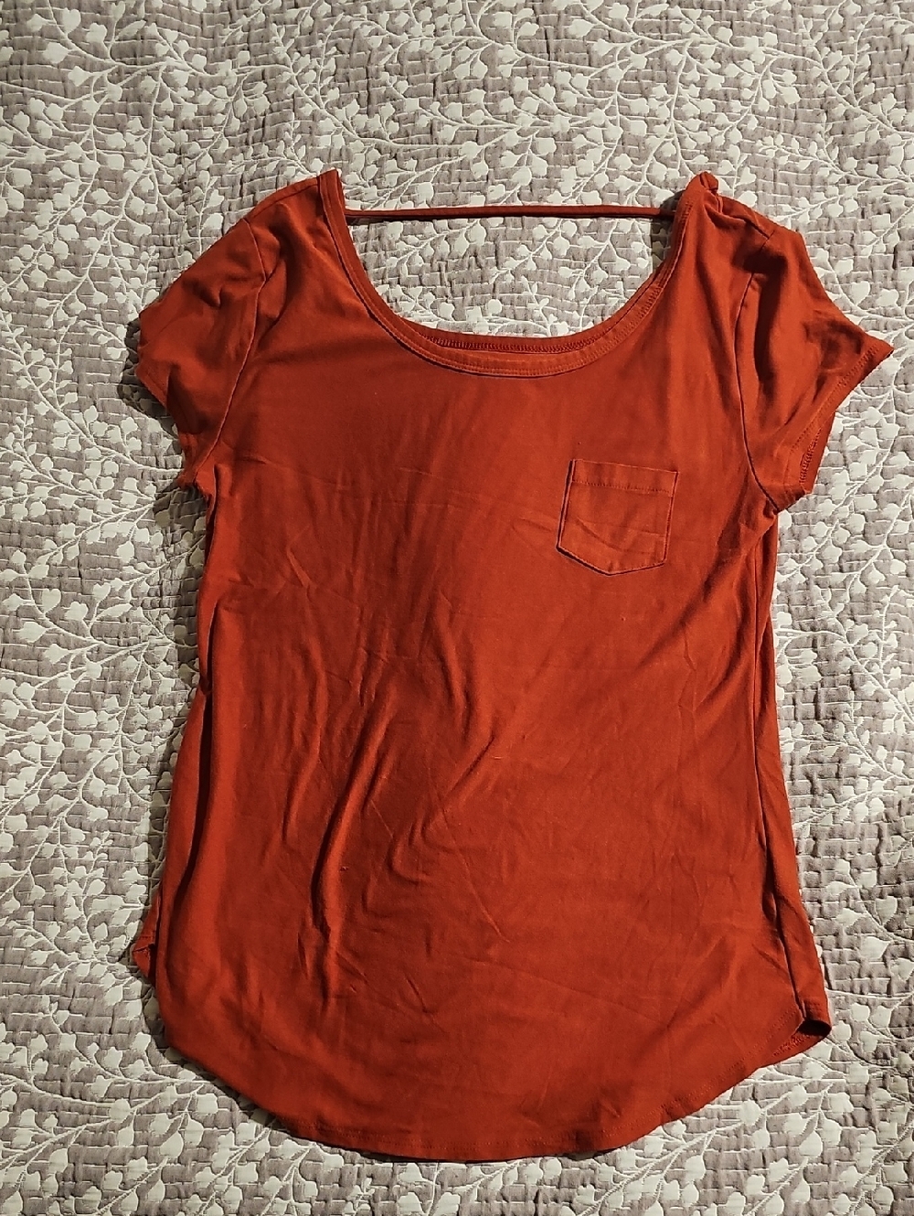 No Boundaries Women's Short Sleeve Scoop Neck Pocket Tee - Rust Orange